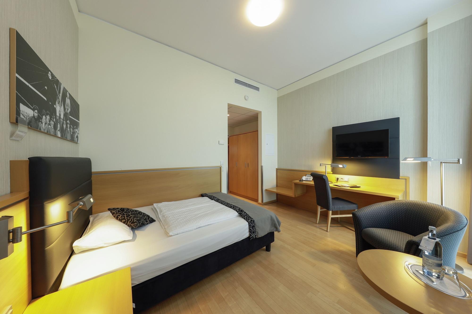 Airporthotel Berlin-Adlershof Berlim Exterior foto