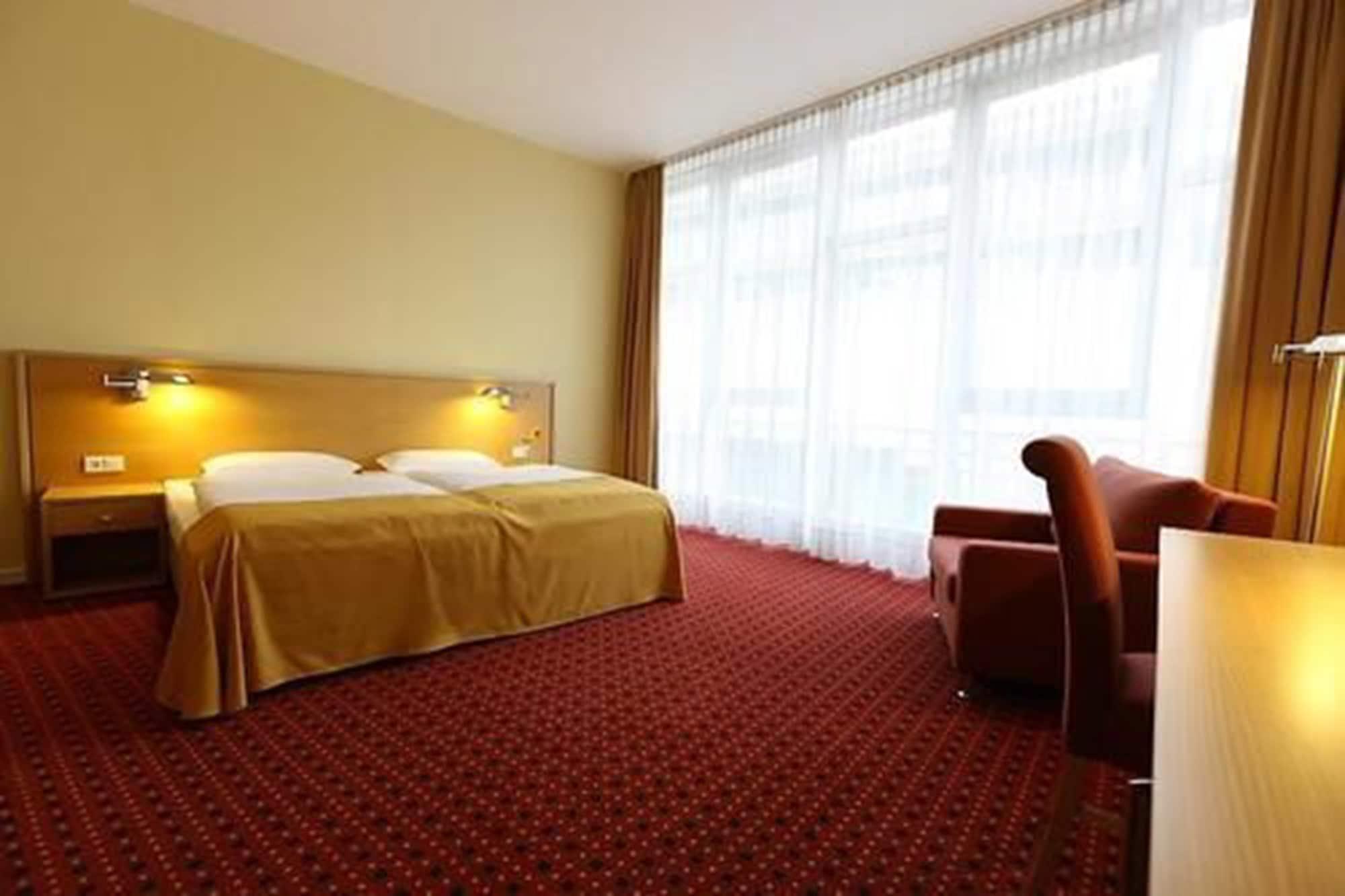 Airporthotel Berlin-Adlershof Berlim Exterior foto